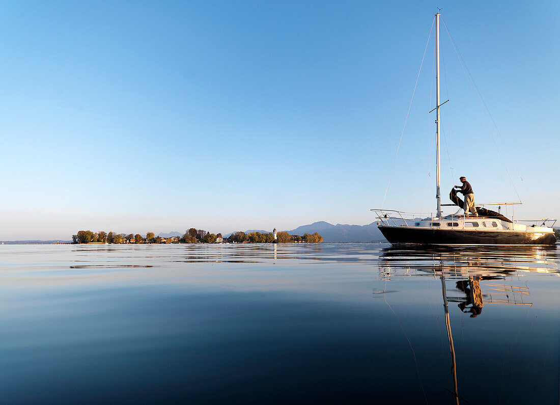 Segelboot auf dem Chiemsee, Fraueninsel im Hintergrund, Chiemgau, Bayern, Deutschland