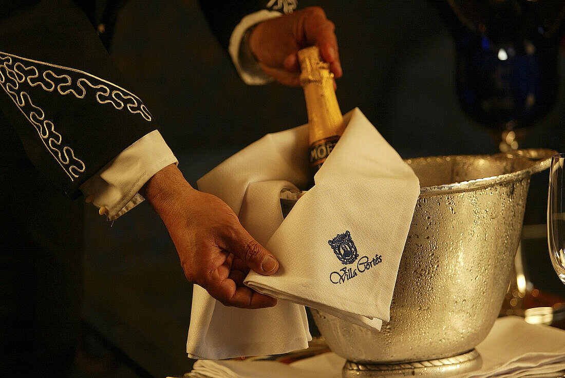Kellner serviert Champagner, Hotel Villa Cortés, Playa de las Americas, Teneriffa, Spanien