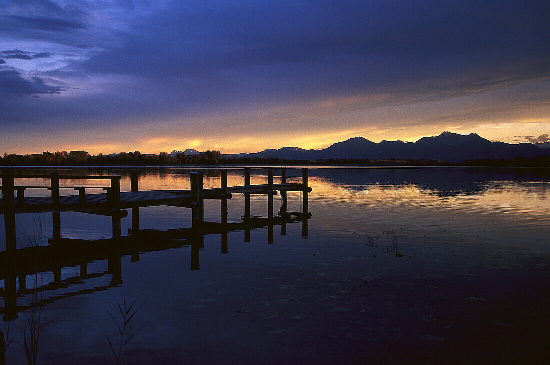 Steg im Sonnenuntergang, Schafwaschener Bucht, Chiemsee, Chiemgau, Bayern, Deutschland