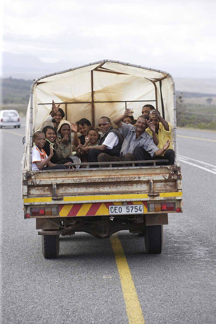 Großfamilie auf der Ladefläche von einem Kleintransporter, Gansbaai, Westkap, Südafrika