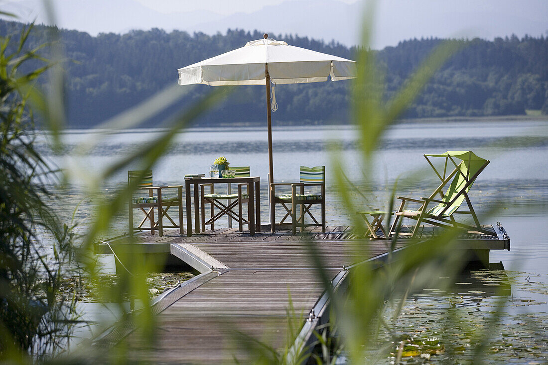 Gartenmöbel auf einem Steg, Simssee, Bayern, Deutschland