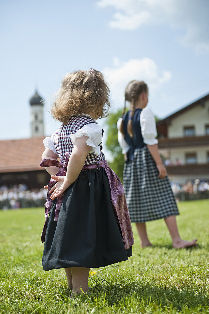 Zwei Mädchen in Dirndl auf einer Weise, Mailaufen, Antdorf, Oberbayern, Deutschland