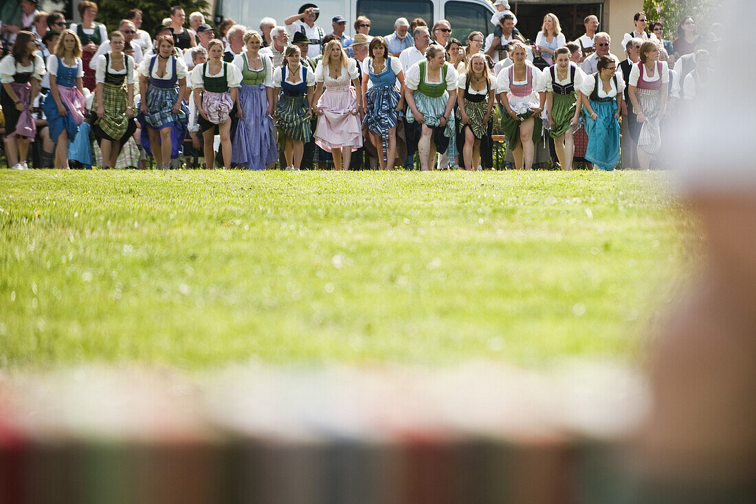 Mädchen in Dirndl beim Start zum Mailaufen, Antdorf, Oberbayern, Deutschland