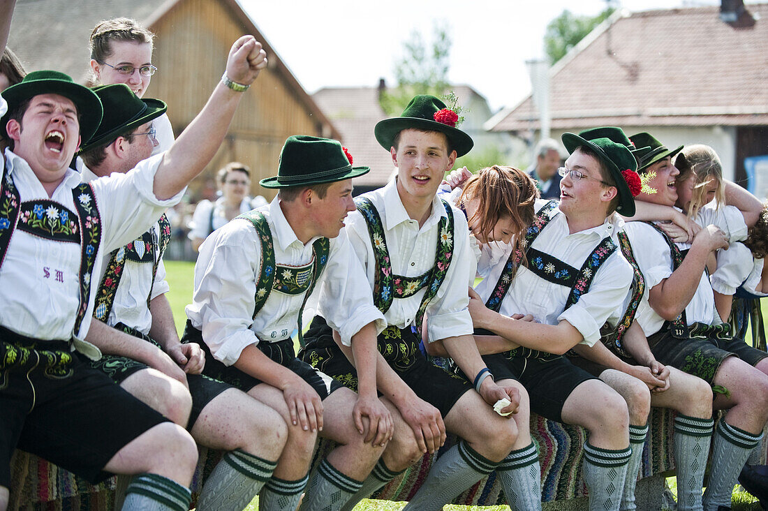 Junge Leute in Tracht beim Mailaufen, Antdorf, Oberbayern, Deutschland
