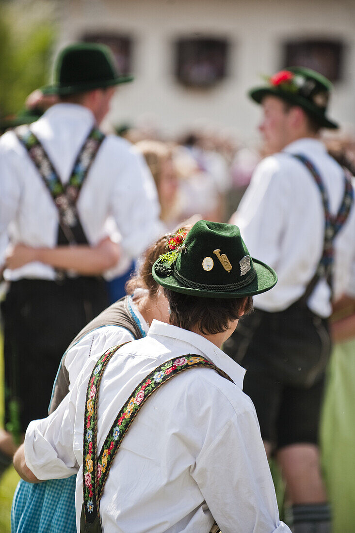 Paare in Tracht beim Mailaufen, Antdorf, Oberbayern, Deutschland