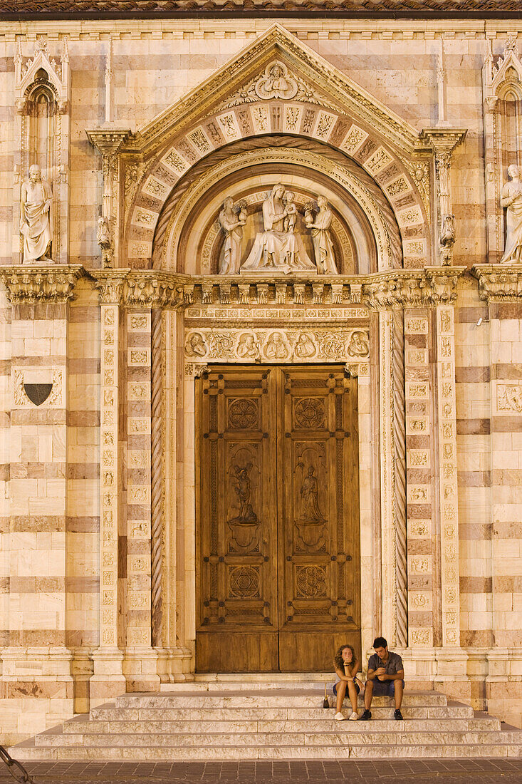 Seitenprotal, San Lorenzo nella Cattedrale, Piazza Dante Alighieri, Grosseto, Toskana, Italien