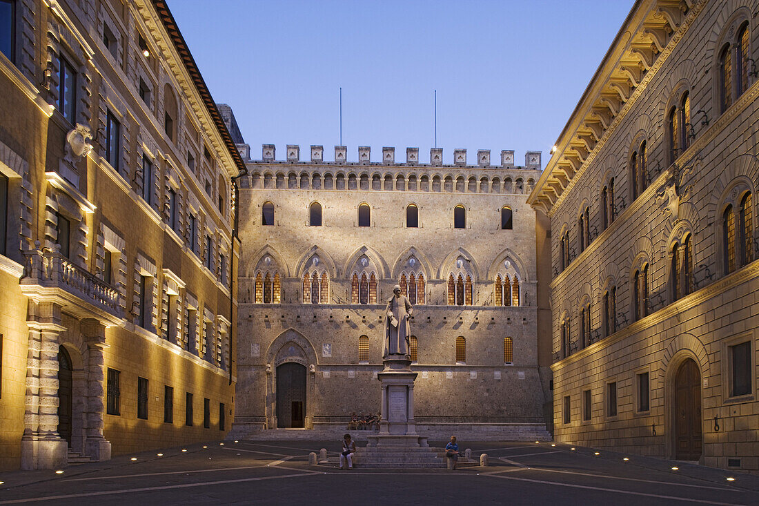 Piazza und Palazzo Salimbeni und die Statue von Sallustio Bandini , Siena, Toskana, Italien