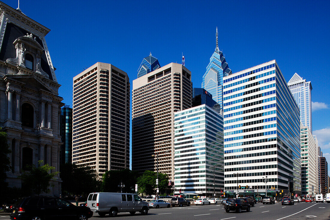John F Kennedy Boulevard, links eine Ecke der City Hall und Bürogebäude, Downtown Philadelphia, Pennsylvania, USA