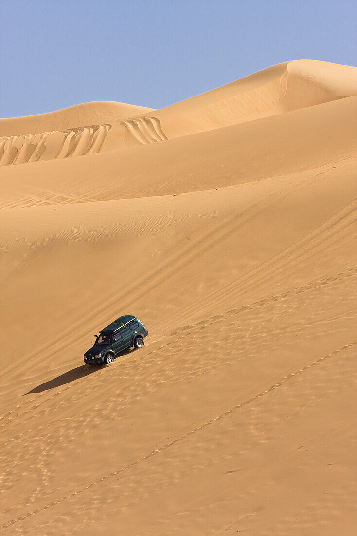 Jeep in der Sandwüste, Libyen, Sahara, Afrika
