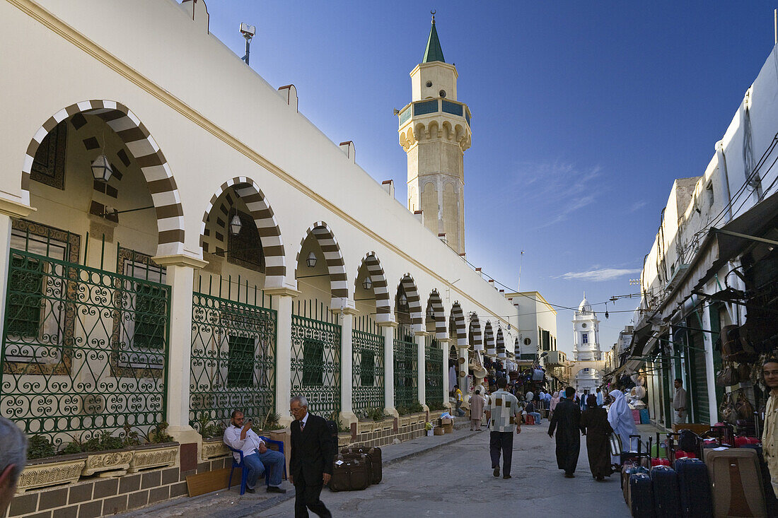 Moschee und Läden in der Medina, Altstadt von Tripolis, Libyen, Nordafrika