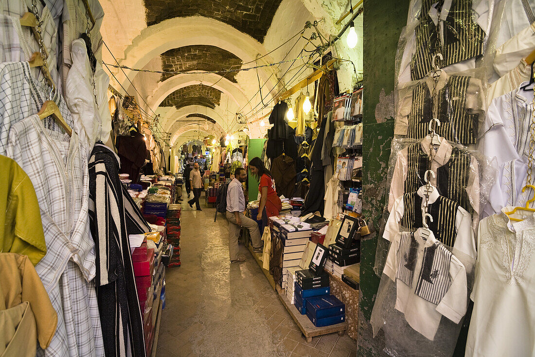 Händler und Läden in der Medina, Altstadt von Tripolis, Libyen, Nordafrika