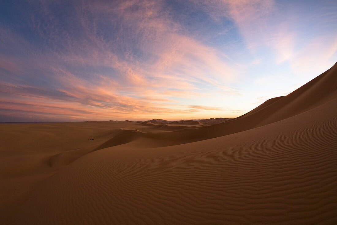 Sanddunes in the libyan desert at dawn, Sahara, Libya, North Africa