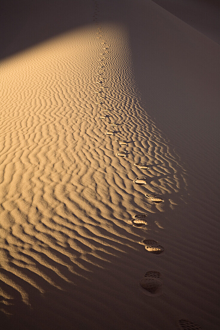 Fußspuren in der libyschen Wüste, Libyen, Sahara, Afrika