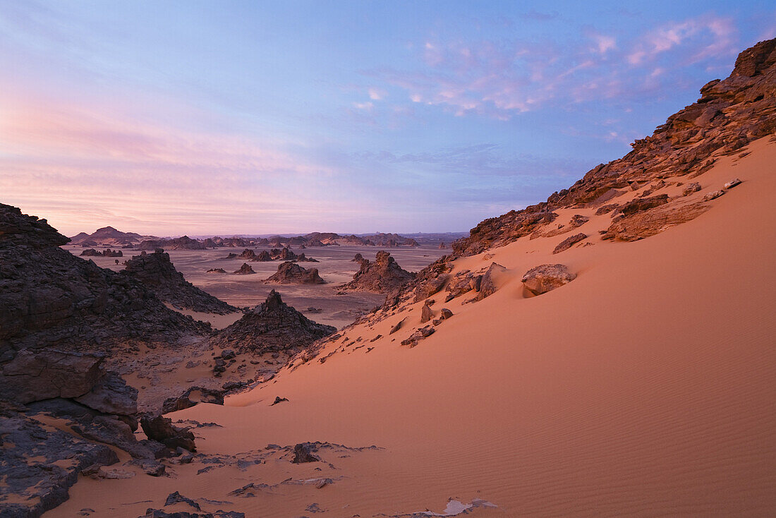 Lichtstimmung vor Sonnenaufgang im Akakus Gebirge, Libyen, Sahara, Afrika