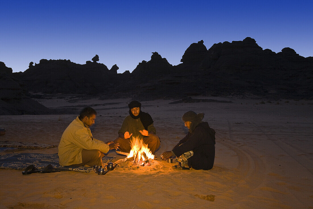 Tuaregs trinken Tee am Feuer, Tassili Maridet, Libyen, Sahara, Afrika