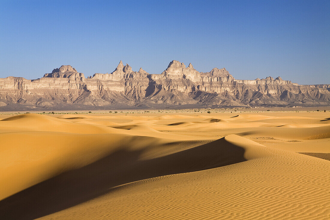 Sanddünen vor den Idinen Bergen in der libyschen Wüste, Libyen, Sahara, Nordafrika