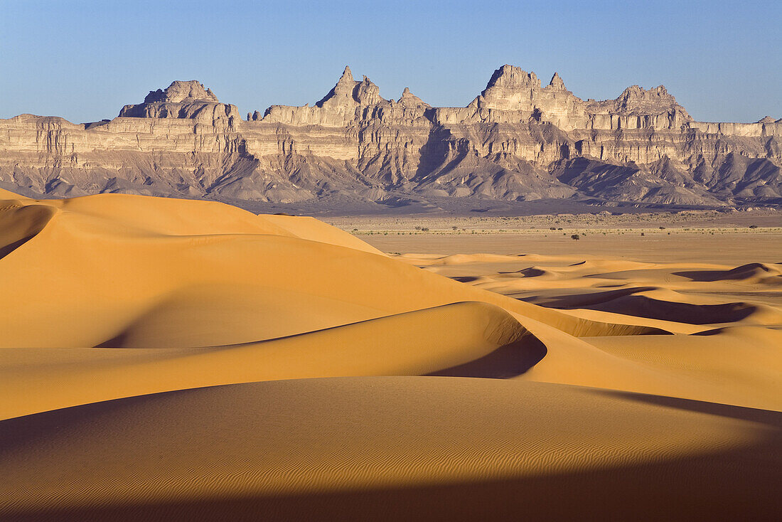 Sanddünen vor den Idinen Bergen in der libyschen Wüste, Libyen, Sahara, Nordafrika