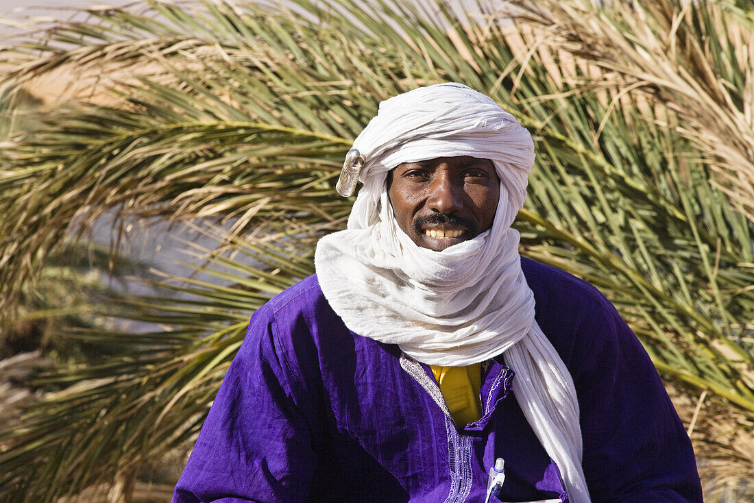 Tuareg selling souvenirs at Mandara Lakes, oasis Um el Ma, libyan desert, Libya, Sahara, North Africa