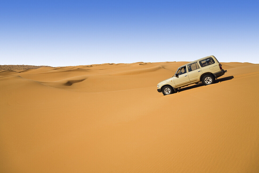 Jeep in der Sandwüste, Libyen, Sahara, Afrika