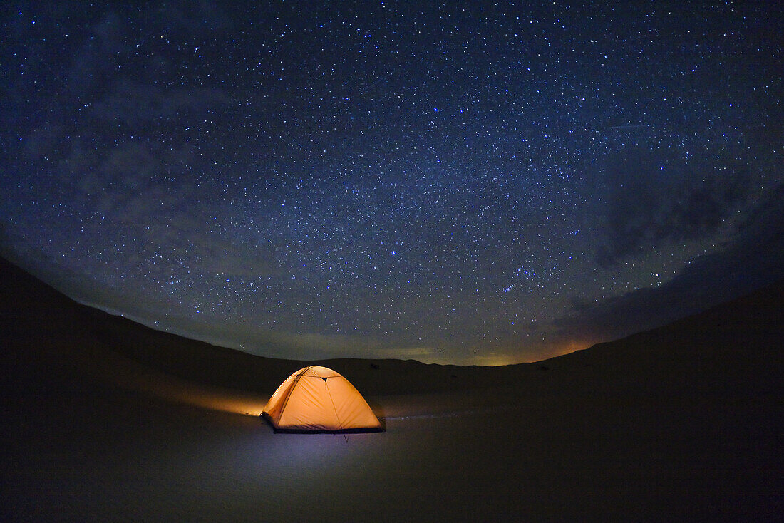 Zelten unter dem Sternenhimmel in der libyschen Wüste, Libyen, Sahara, Afrika