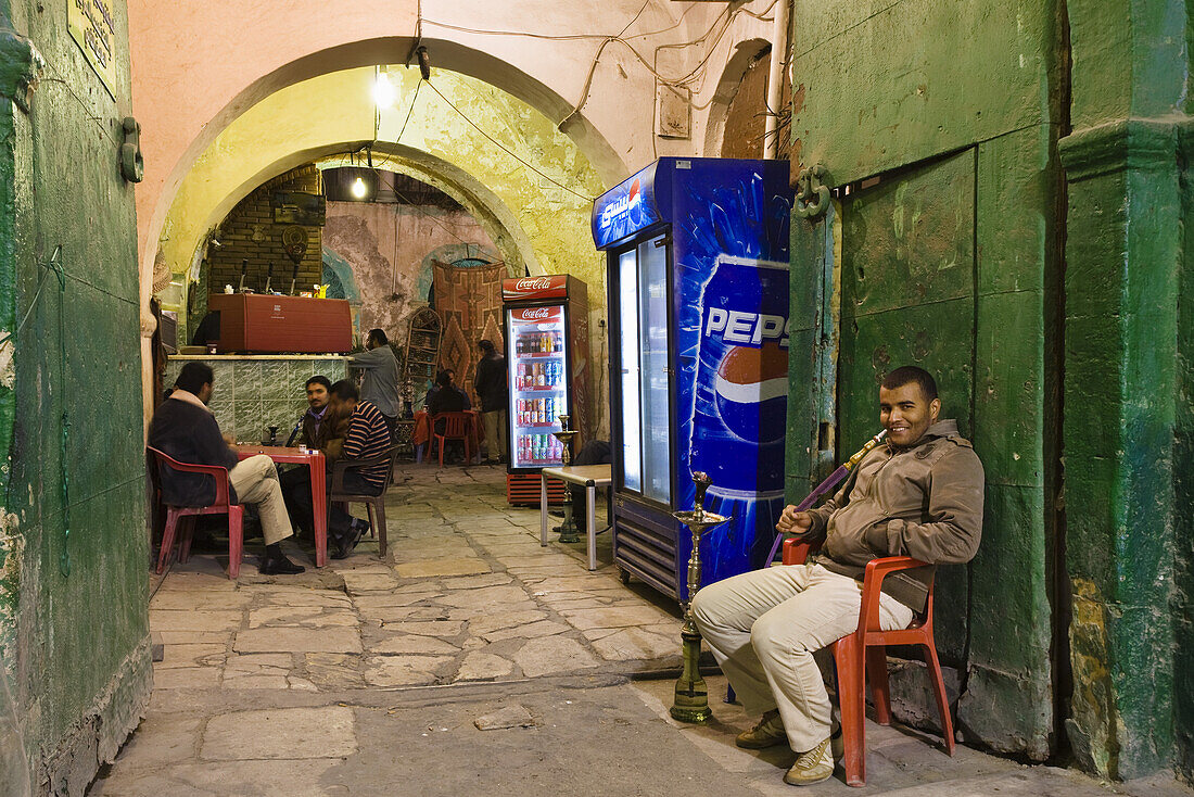 Raucher raucht Wasserpfeife in der Medina, Altstadt, Tripolis, Libyen, Afrika