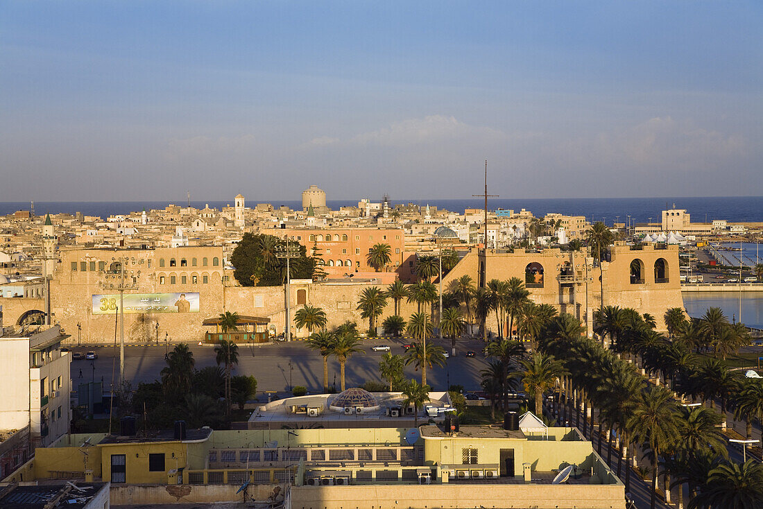 Skyline Tripolis mit Nationalmuseum, Libyen, Afrika