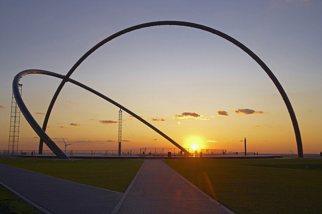 Horizontobservatorium im Sonnenuntergang, Halde Hoheward, Herten, Nordrhein-Westfalen, Deutschland