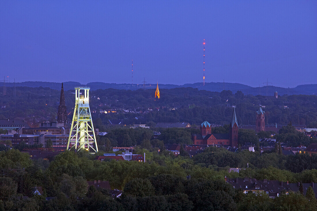 Blick vom Tippelsberg in Bochum - Riemke auf Bochum mit Deutschem Bergbau Museum, Ruhrgebiet, Nordrhein-Westfalen, Deutschland, Europa