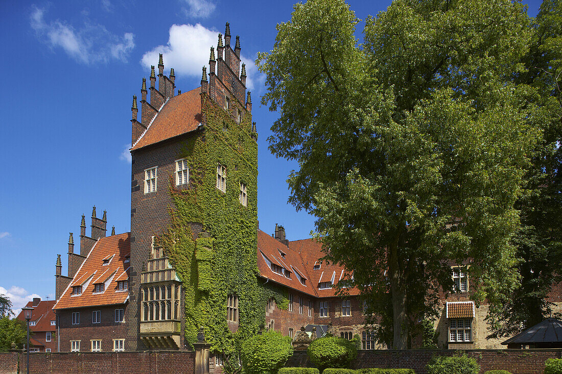 Former castle Heessen (since about 1360), Nowadays boarding school, Lippe, Ruhrgebiet, North Rhine-Westphalia, Germany, Europe