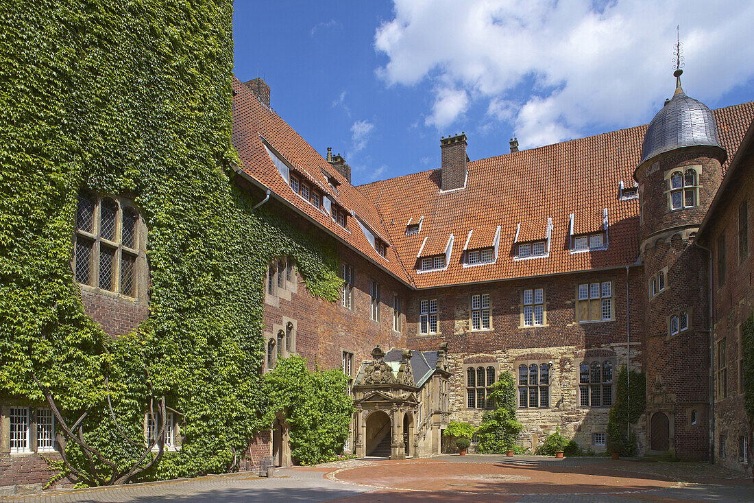 Ehemaliges Wasserschloß Heessen (ab ca. 1360), heute Internat, Nebenarm der Lippe, Ruhrgebiet, Nordrhein-Westfalen, Deutschland, Europa