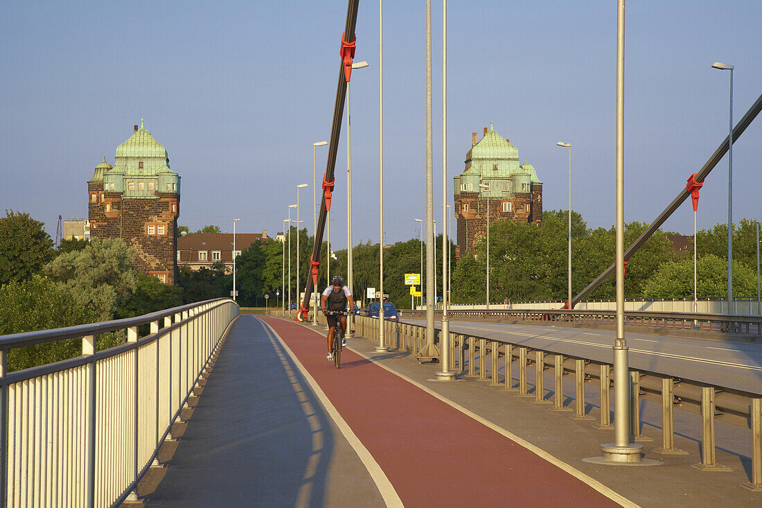 Friedrich-Ebert-Brücke mit Brückenhaus über den Rhein in Duisburg-Ruhrort, Industriedenkmal, Ruhrgebiet, Nordrhein-Westfalen, Deutschland, Europa