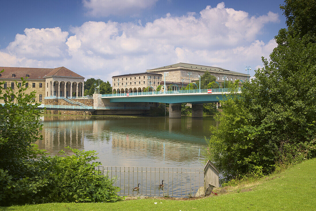 Schloßbrücke und Stadthalle in Mülheim a. d. Ruhr, Ruhrgebiet, Nordrhein-Westfalen, Deutschland, Europa