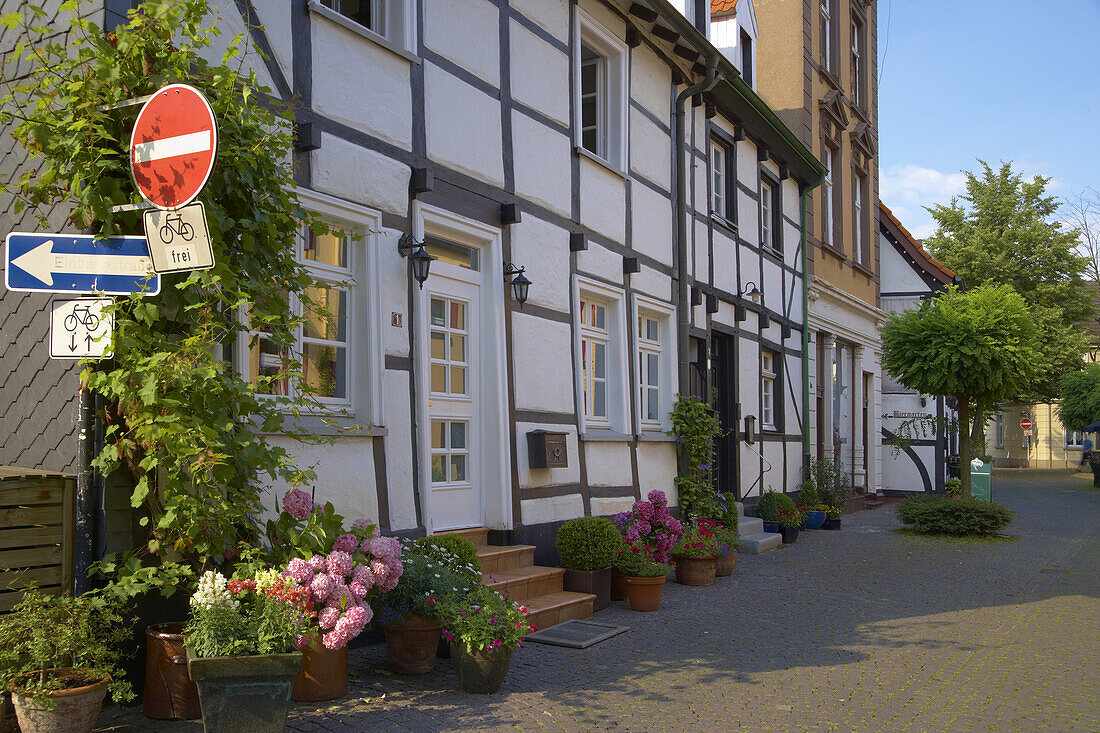 z.T. verschieferte Fachwerkhäuser aus vorindustrieller Zeit (17. - 19.Jh) im Zentrum von Mülheim a. d. Ruhr, Ruhrgebiet, Nordrhein-Westfalen, Deutschland, Europa