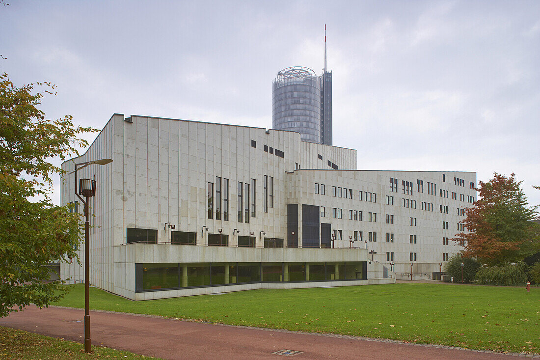 Aalto - Theater am Stadtgarten und RWE Tower, Essen, Ruhrgebiet, Nordrhein-Westfalen, Deutschland, Europa