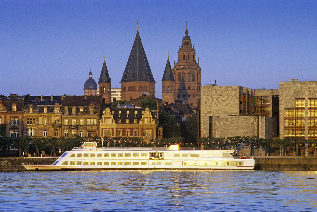 Rhine river bank with Mainz cathedral and city hall, Mainz, Rhine river, Rhineland-Palatinate, Germany