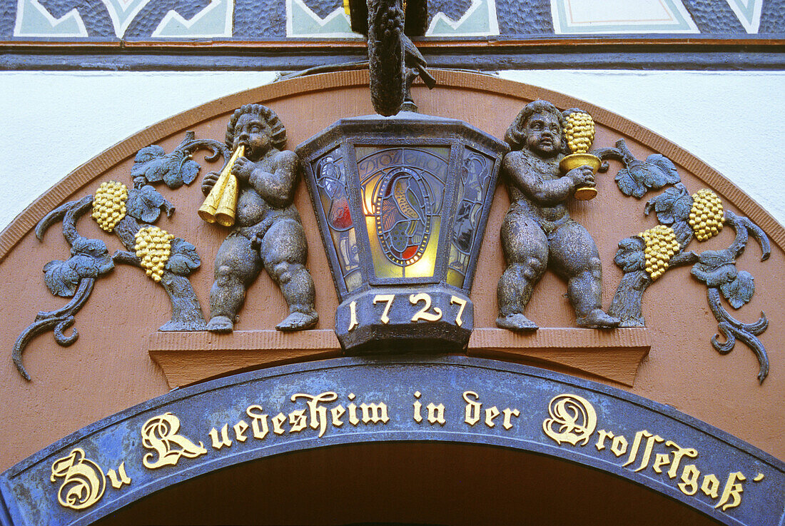 Torschmuck einer Weinschänke in der Drosselgasse, Rüdesheim, Rheingau, Rhein, Hessen, Deutschland