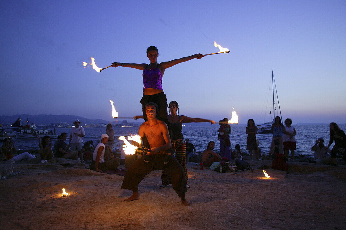 Jongleure und Feuerspucker am Café del Mar Ibiza, Balearen, Spanien