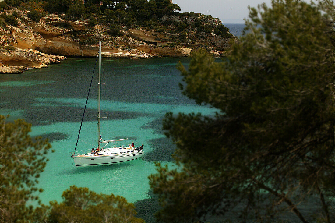 Segelyacht in de Bucht, Cala de Cap Falco, Mallorca, Spanien
