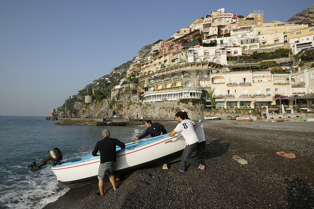 Fischerboot am Strand von Positano, Amalfi Küste, Italien