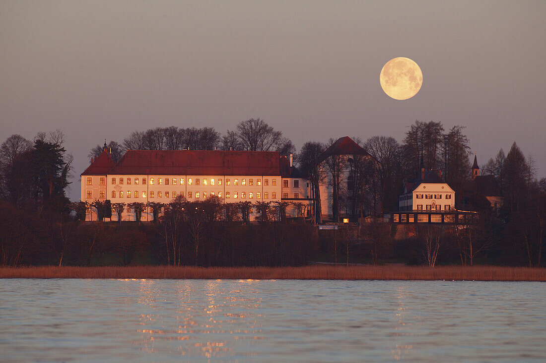Aufgehender Mond über altem Schloss Herrenchiemsee, Herreninsel, Chiemsee, Chiemgau, Bayern, Deutschland