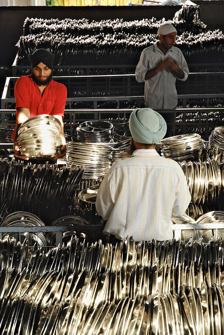 Goldener Tempel, freiwillige Helfer spülen Teller im Heiligtum der Sikhs, Amritsar, Punjab, Indien, Asien