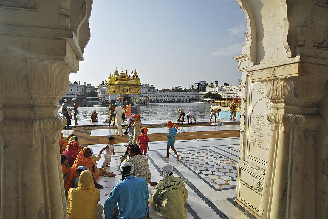 Pilger am Goldenen Tempel, Heiligtum der Sikhs, Amritsar, Punjab, Indien, Asien