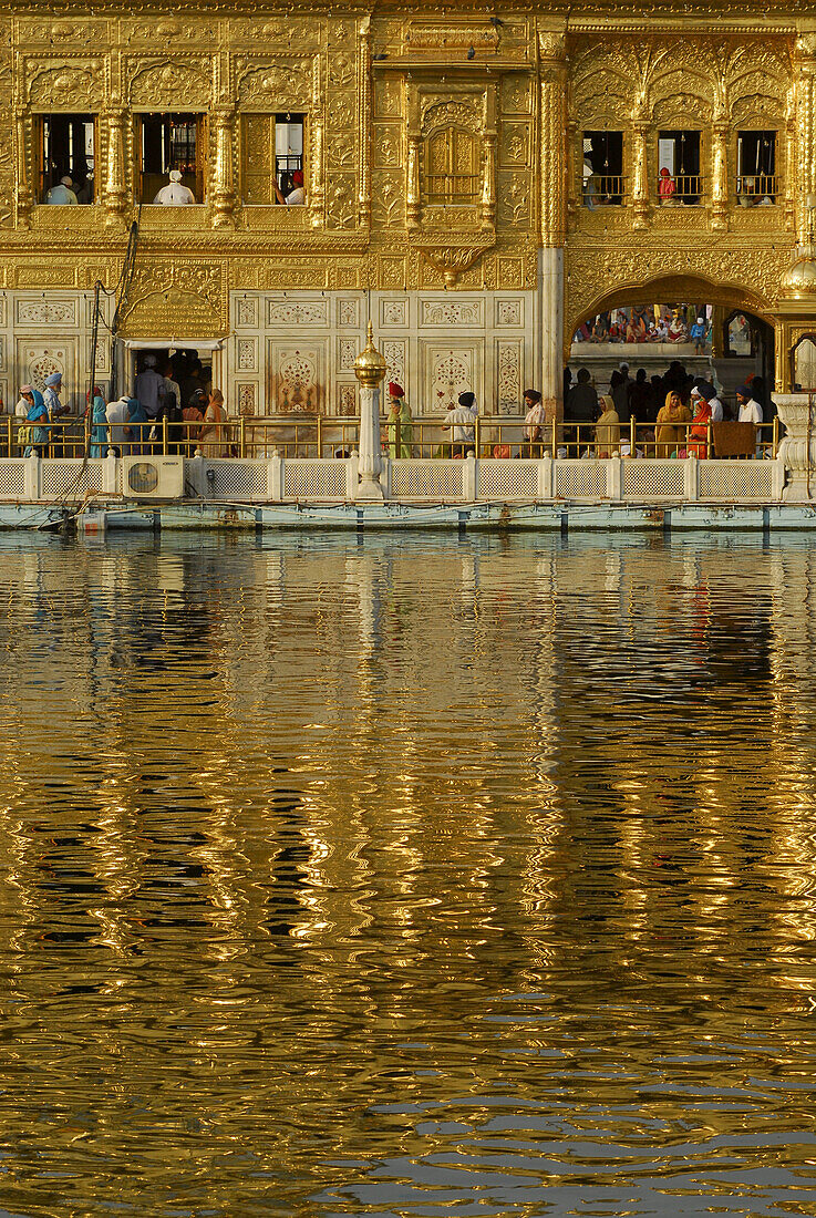 Pilger vor dem Goldenen Tempel, Heiligtum der Sikhs, Amritsar, Punjab, Indien, Asien