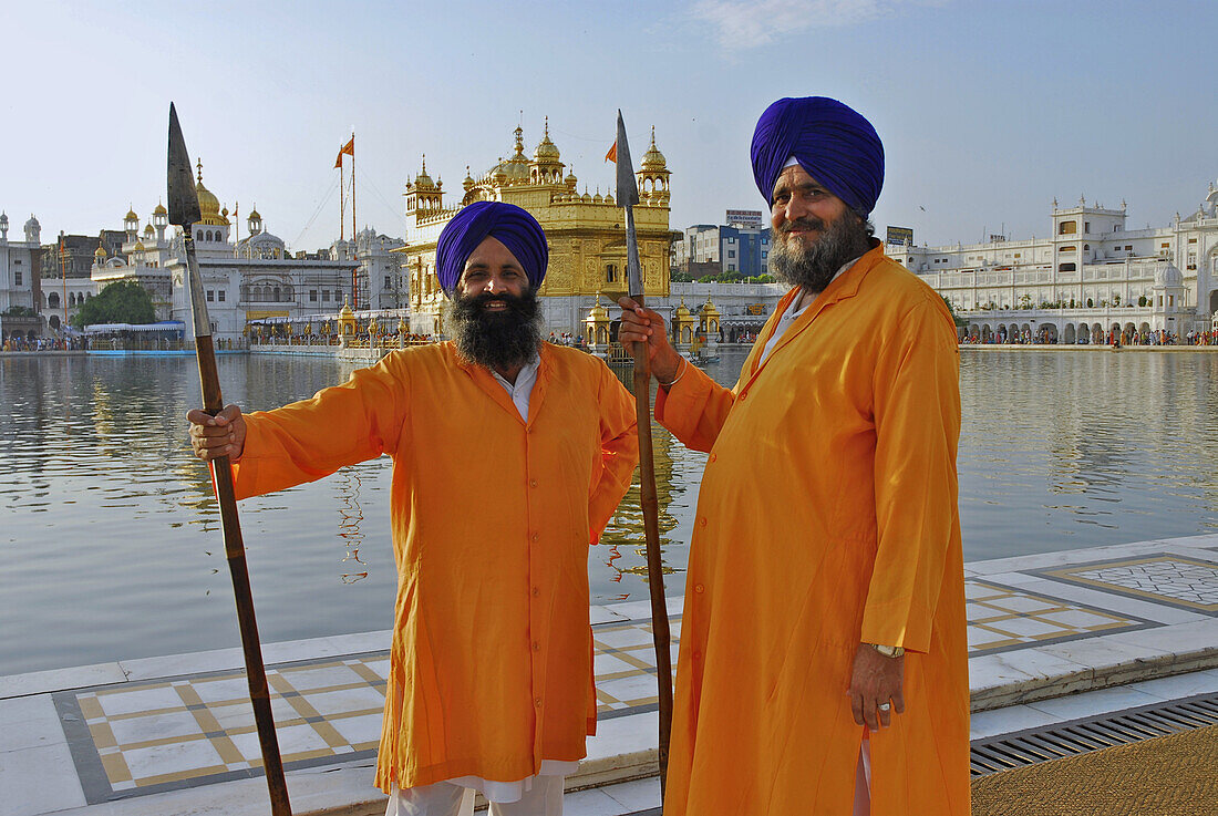 Goldener Tempel, freiwillige Helfer als Wächter, Heiligtum der Sikhs, Amritsar, Punjab, Indien, Asien