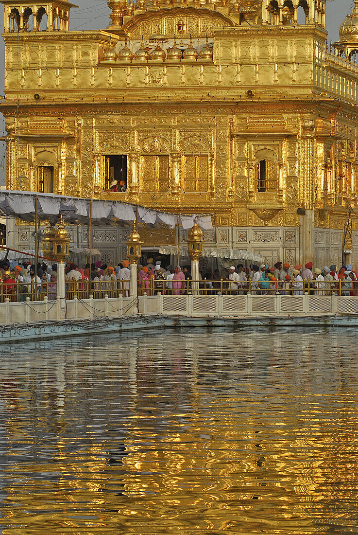 Pilger vor dem Goldenen Tempel, Heiligtum der Sikhs, Amritsar, Punjab, Indien, Asien