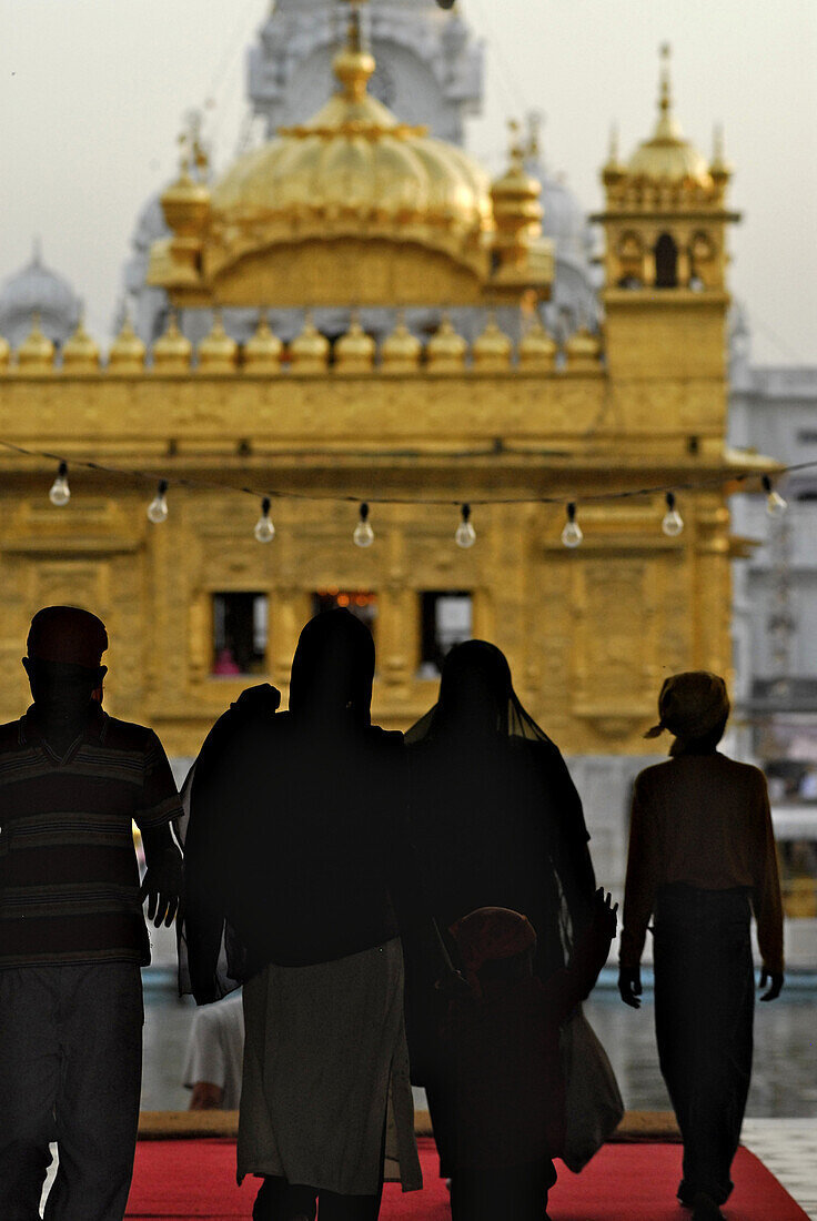 Golden Temple, pilgrims in the entrance, Sikh holy place, Amritsar, Punjab, India, Asia