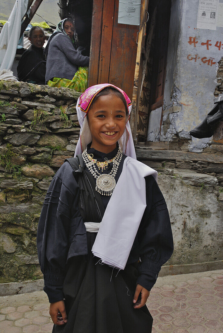 Lächelndes Mädchen in lokaler Tracht, Uttarkand, Indien, Asien