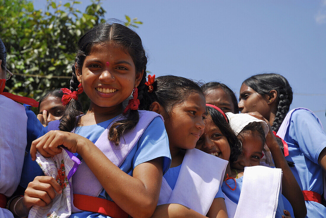 Mädchen in Schuluniform im Sonnenlicht, Bastar, Chhattisgarh, Indien, Asien