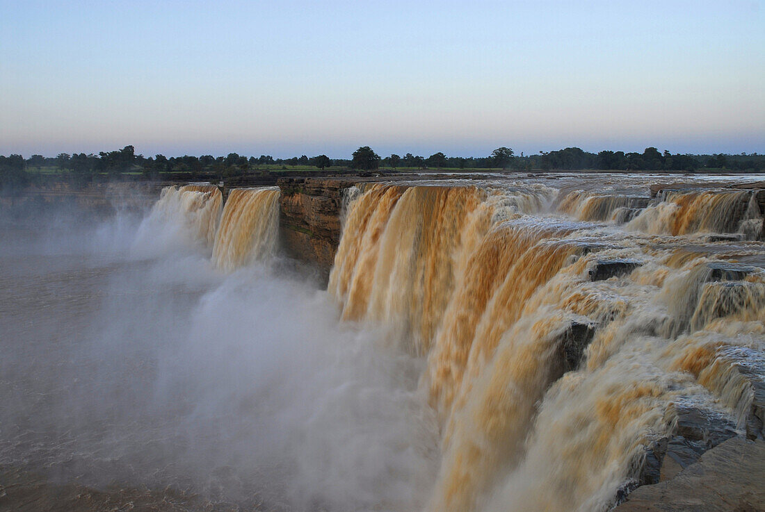 Chitrakote Wasserfälle in der Abenddämmerung, Bastar, Chhattisgarh, Indien, Asien