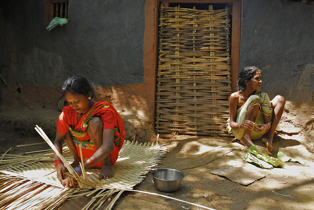 Stammesangehörige Frauen flechten Matten in Bastar, Chhattisgarh, Indien, Asien